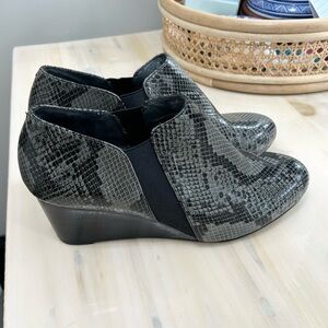 Vionic Stanton Wedge Ankle Boot in Snakeskin Print Size 10
